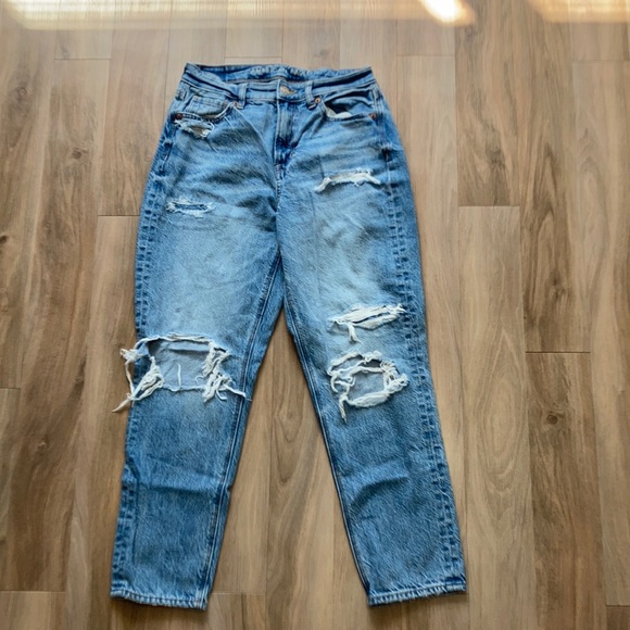 Relisted American Eagle Distressed Mom jean size 2 short - Picture 3 of 16